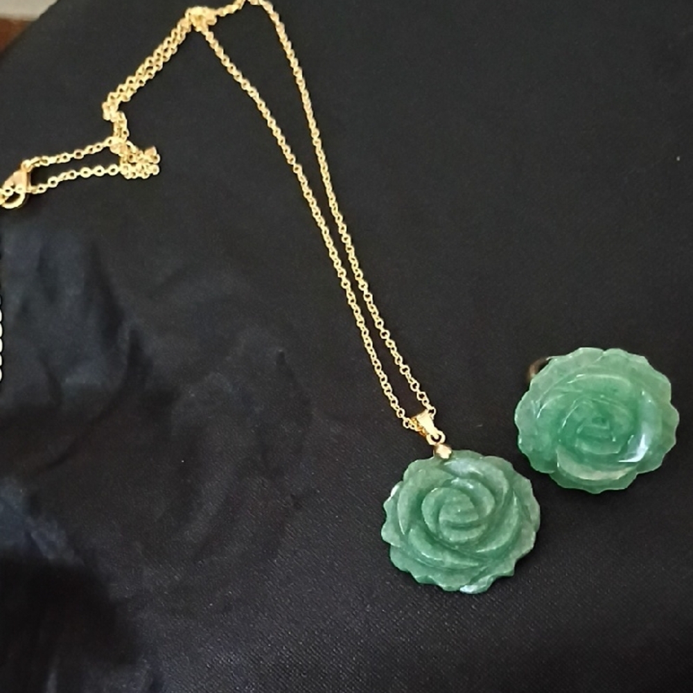 Chic Green Aventurine Rose Pendant Necklace and Size 8 ring Set